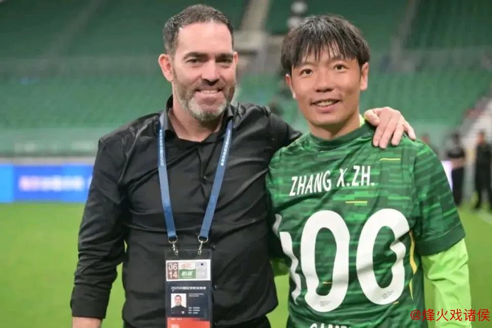 向张稀哲致敬：国安球迷再出新花样，一切皆是最佳安排